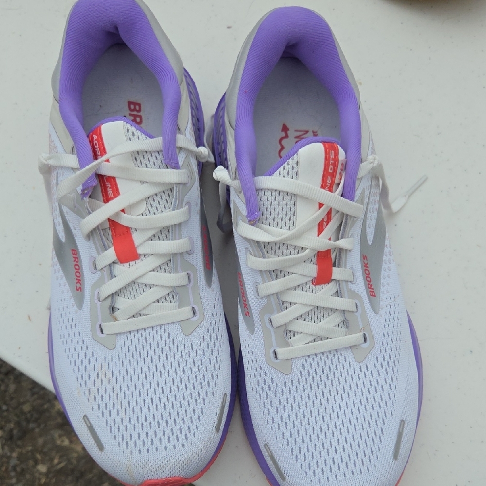 Brooks Women's White and Lavender Athletic Shoes